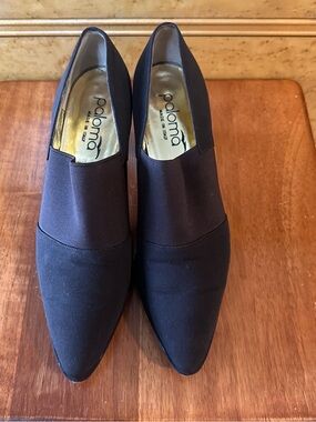 Paloma black slip on heel
Size 9AA
3 inch heel